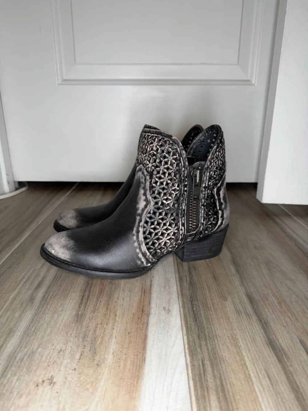 Circle G by Corral Laser Cut Zip Ankle Boots Bootie Black Womens Size 8.5